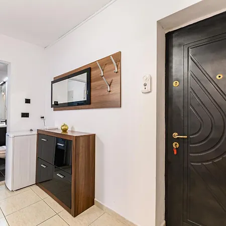 Cristian - Netflix Free Apartment