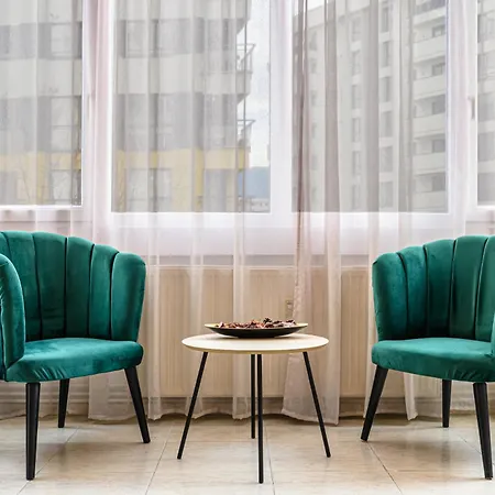 Cristian - Netflix Free Apartment *