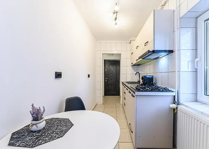 Cristian - Netflix Free Apartment *