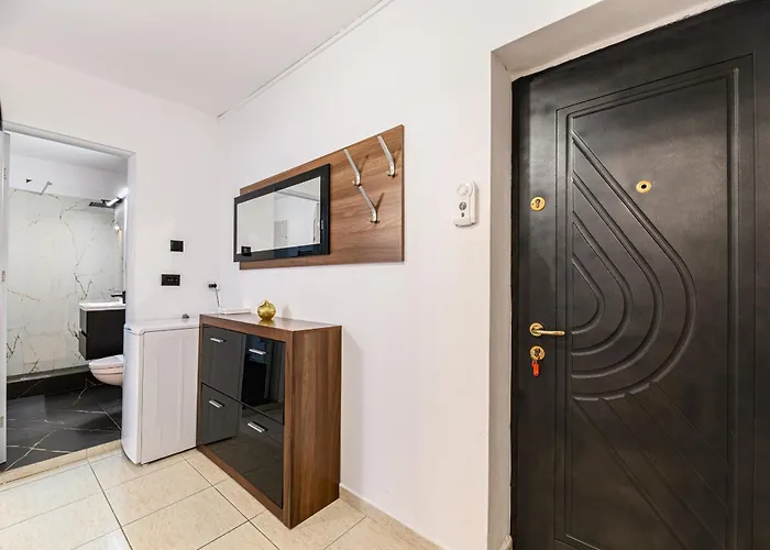 Cristian - Netflix Free Apartment